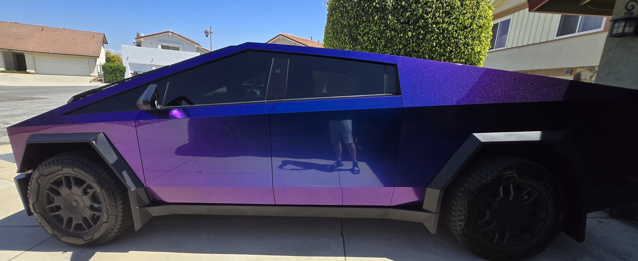 CyberDub110, a Tesla Cybertruck in a purple-to-black color-shift wrap